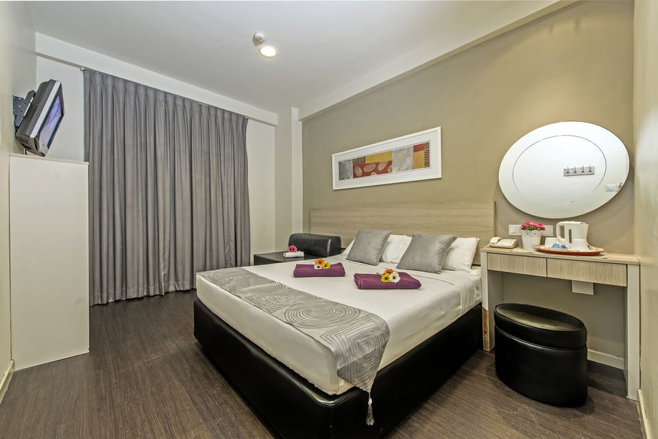 In-room safe, WiFi (free), bed sheets