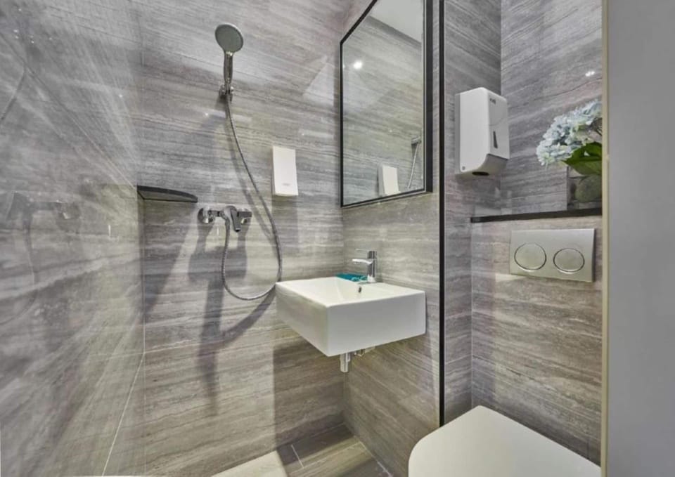 Shower, free toiletries, hair dryer, towels