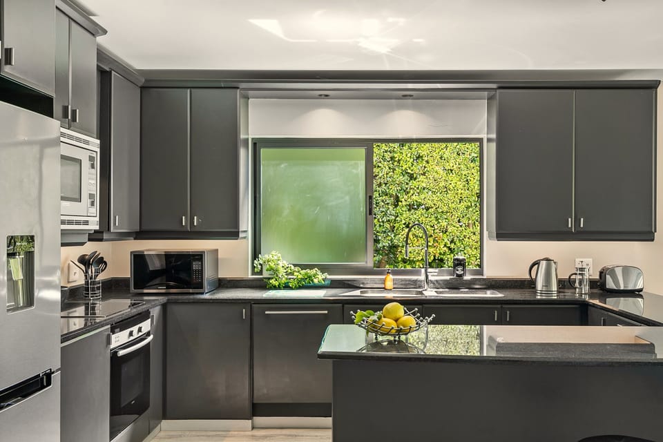 Full-size fridge, microwave, oven, stovetop