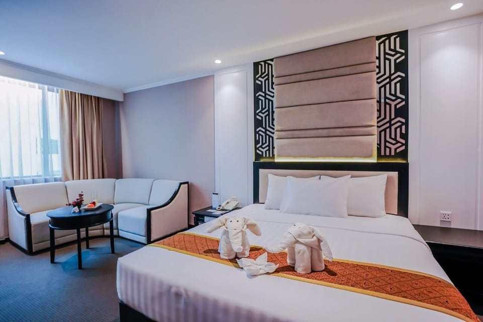 GRAND DELUXE KING NEW | Minibar, desk, soundproofing, iron/ironing board