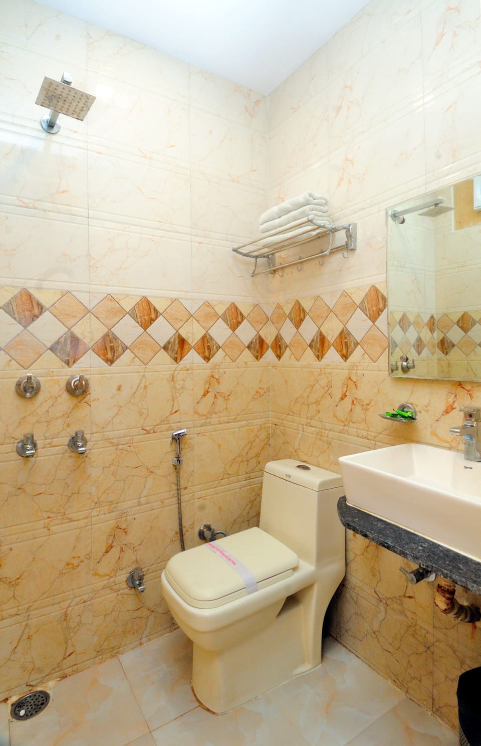 Triple Room, 2 Twin Beds | Bathroom | Shower, free toiletries, hair dryer, towels