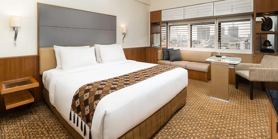 Premium bedding, in-room safe, desk, iron/ironing board