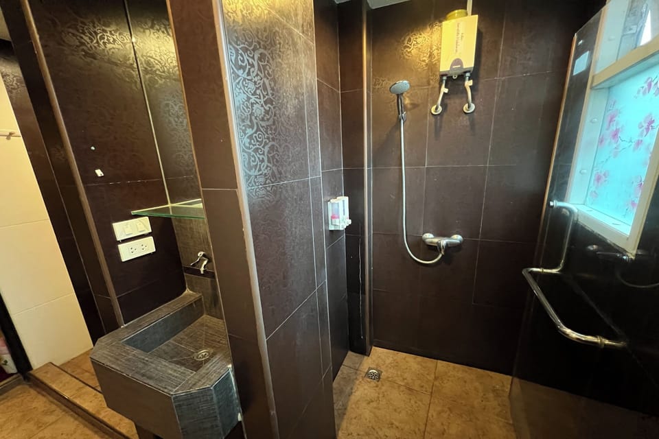 CORNER SUITE 2 (FAMILY ROOM) | Bathroom | Shower, rainfall showerhead, hair dryer, bathrobes
