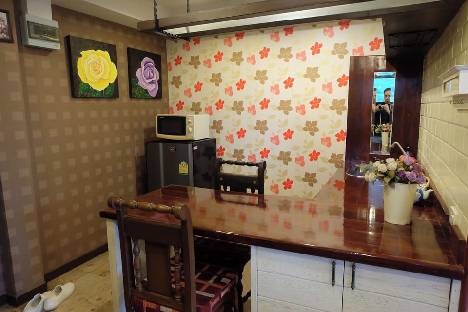 CORNER SUITE 1 (EXECUTIVE ROOM) | Living area | 40-inch LED TV with cable channels, TV