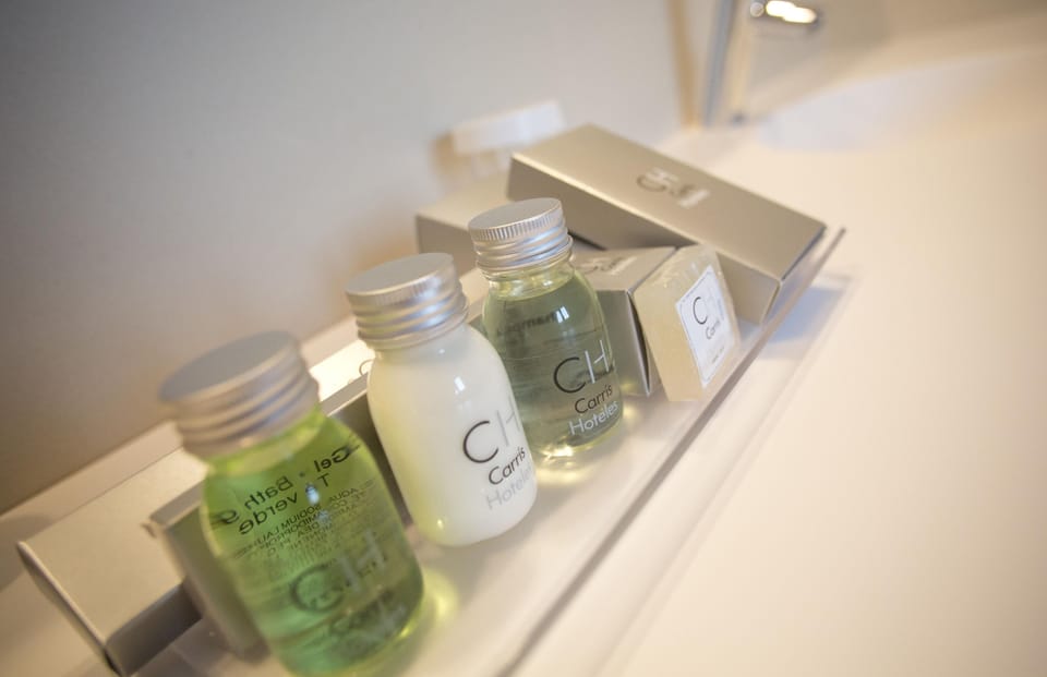 Shower, free toiletries, hair dryer, bidet