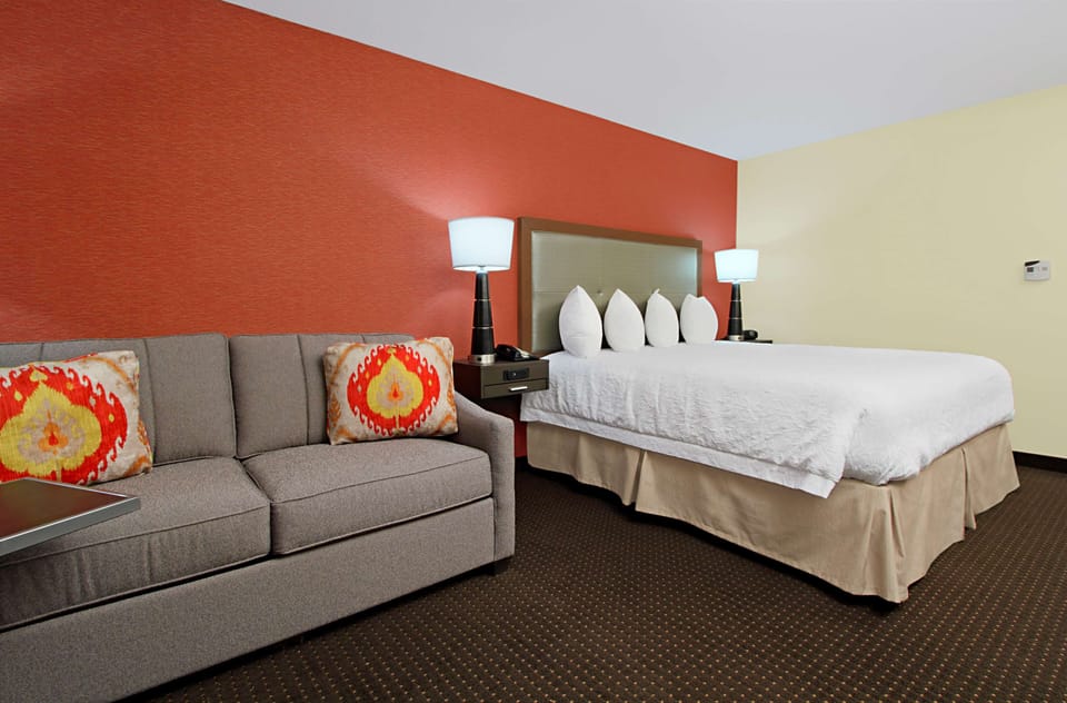 Premium bedding, in-room safe, blackout drapes, free cribs/infant beds