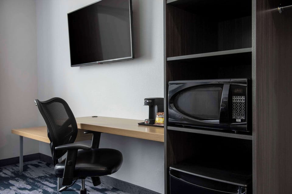 Pillowtop beds, desk, laptop workspace, blackout drapes