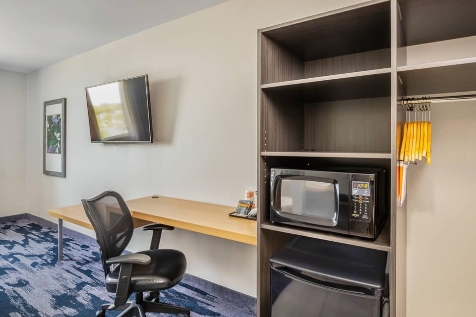 Room, 1 King Bed, Non Smoking | Pillowtop beds, desk, laptop workspace, blackout drapes