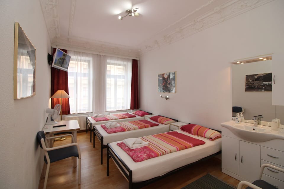 Economy Triple Room, Non Smoking, Shared Bathroom | Bathroom | Shower, towels
