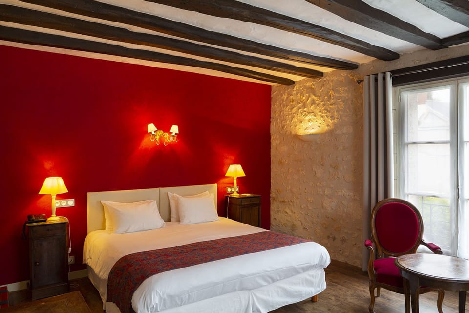 Junior Room | In-room safe, desk, free WiFi, bed sheets