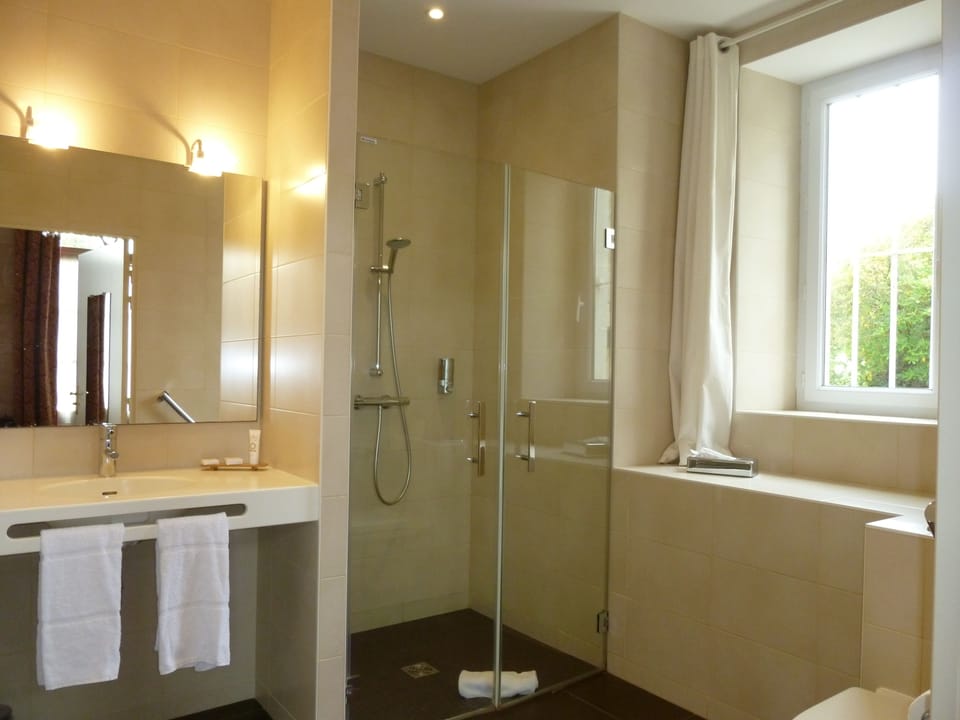 Exclusive Double Room | Bathroom | Hair dryer, bathrobes, slippers, towels