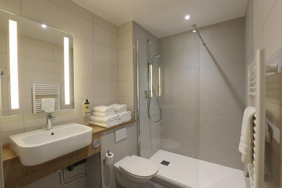 Chambre Familiale Supérieure | Bathroom | Shower, hair dryer, towels, soap