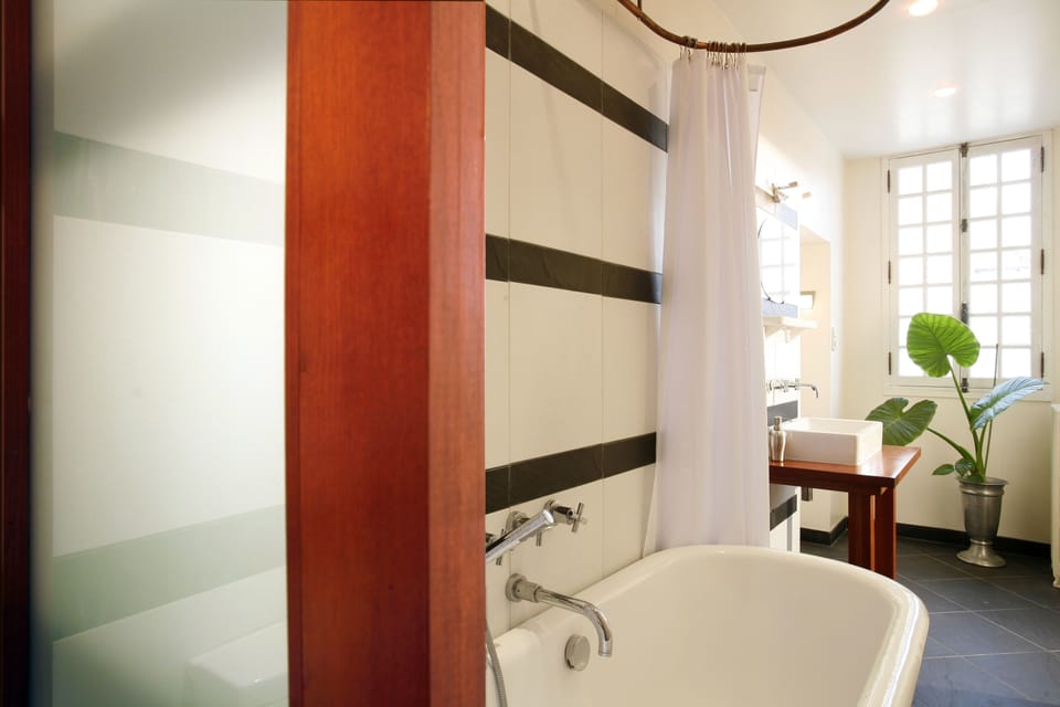 Deep soaking bathtub