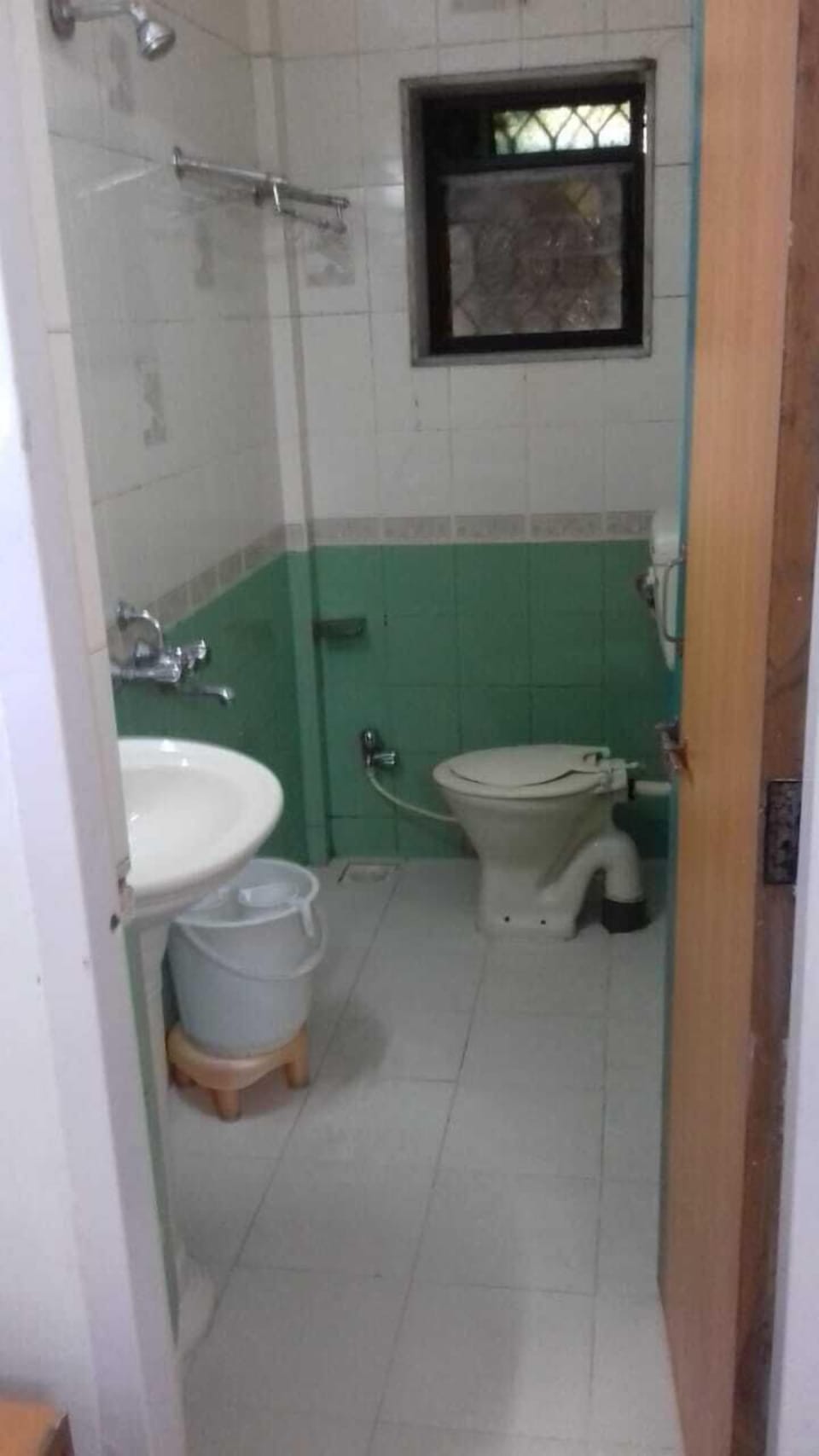 Shower, free toiletries, towels
