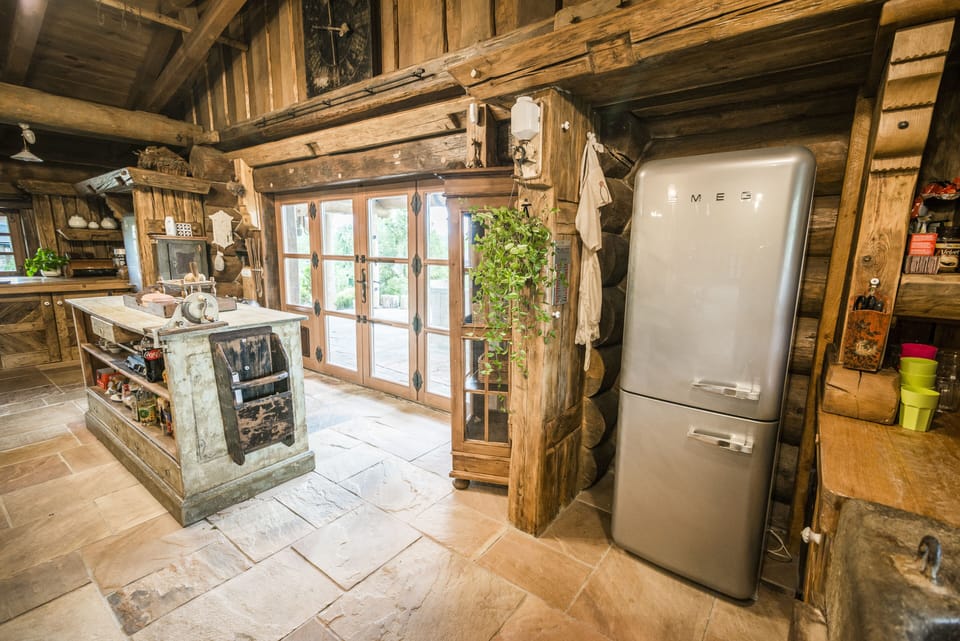 Deluxe House | Private kitchen | Fridge, microwave, oven, stovetop