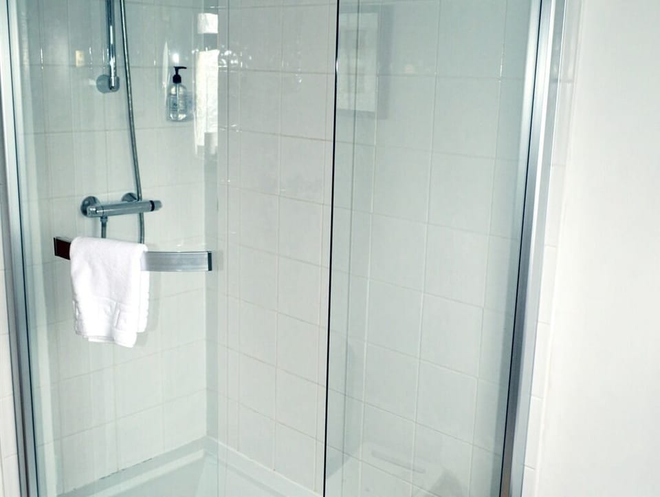 Standard Twin Room, Private Bathroom | Bathroom