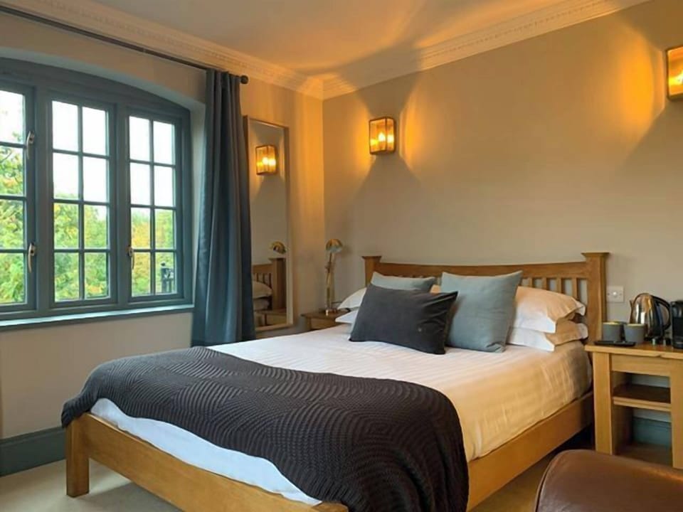 Premium bedding, individually decorated, individually furnished, desk