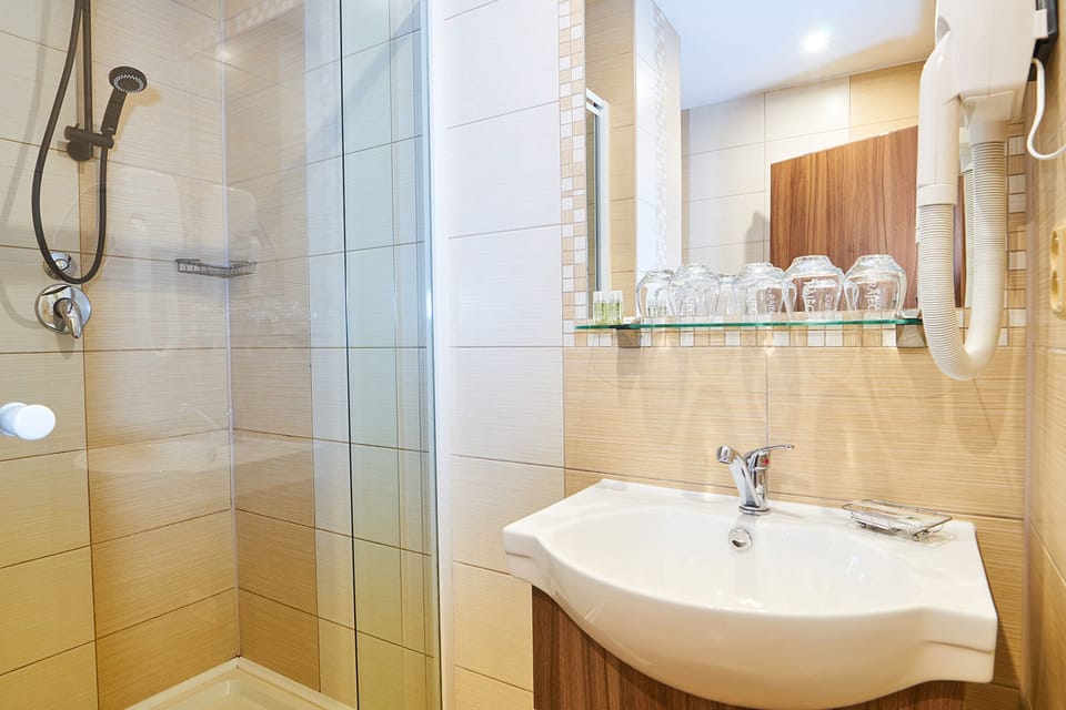 Family Room, Air conditioning (5 beds) | Bathroom | Shower, free toiletries, hair dryer, towels