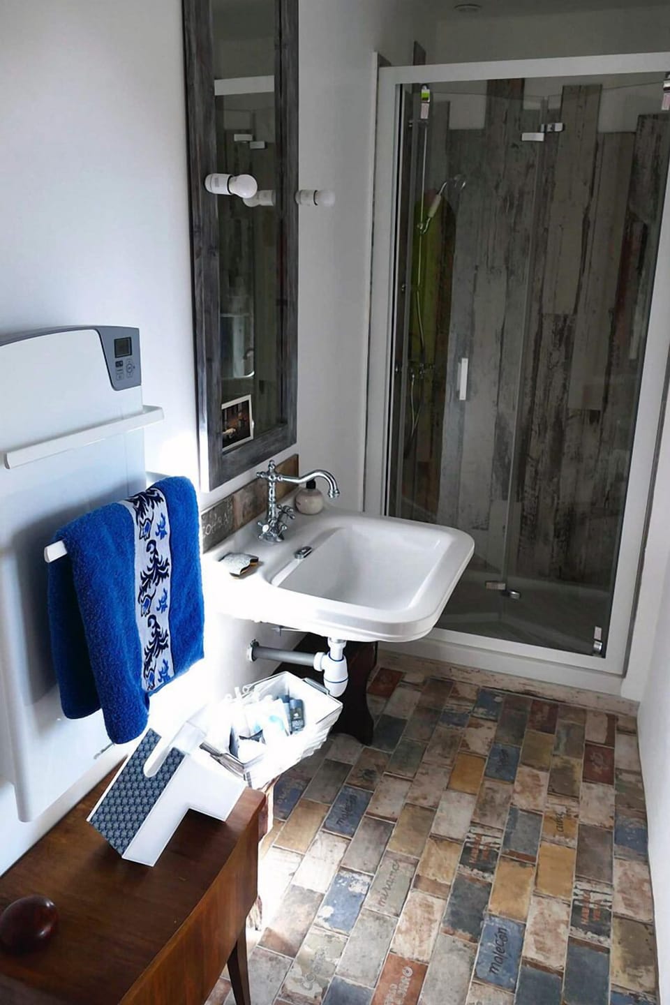 Double Room (Voyages) | Bathroom | Shower, hair dryer, towels