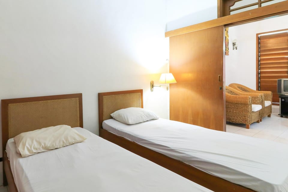 Family Room | Desk, free WiFi, bed sheets