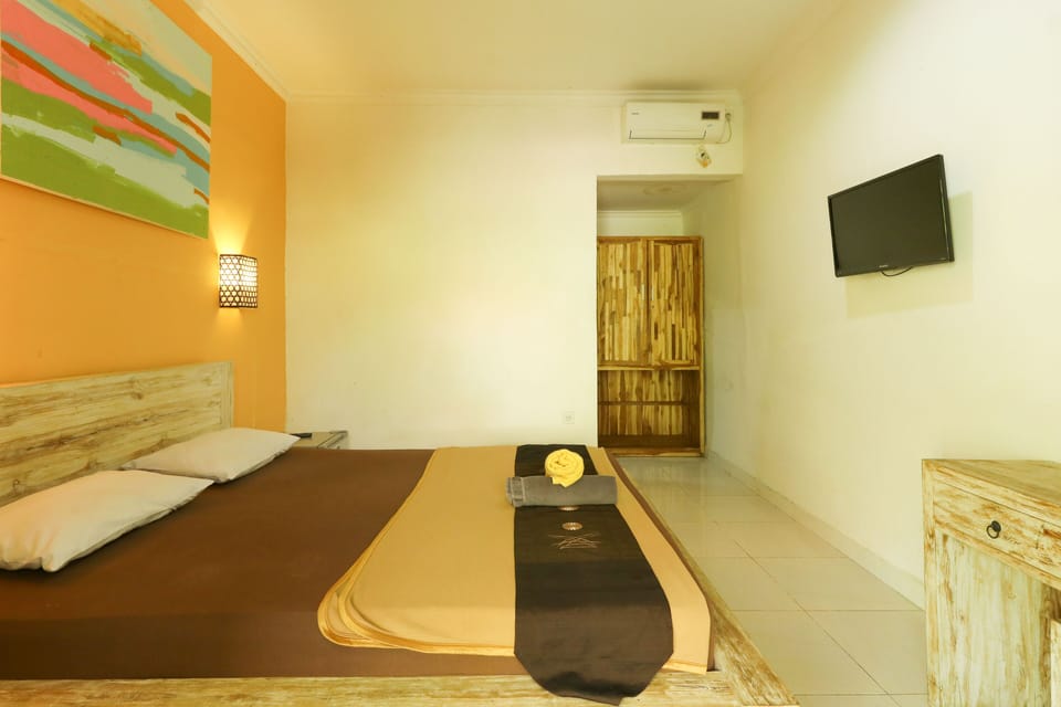 Laptop workspace, free WiFi, bed sheets