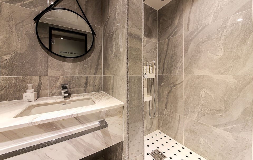 Signature Royal Suite Family Twin | Bathroom | Combined shower/tub, deep soaking tub, free toiletries, hair dryer