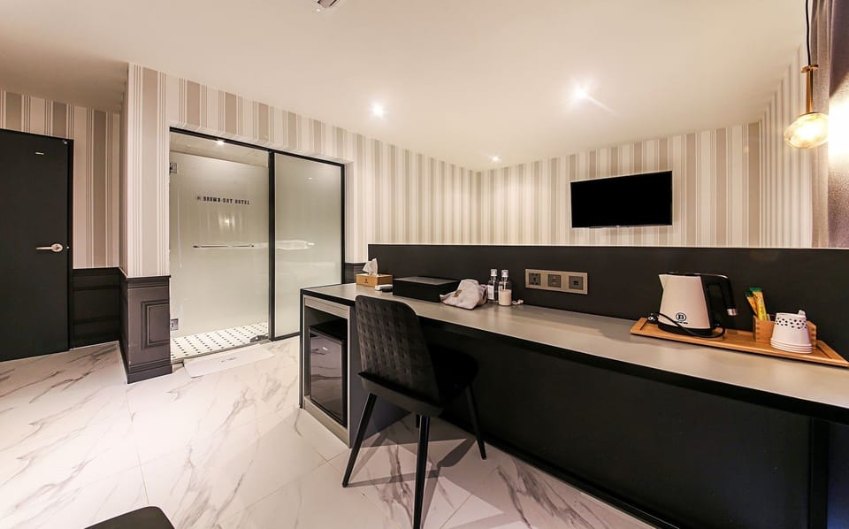Deluxe Room, City View (Premium, High floor) | Room amenity