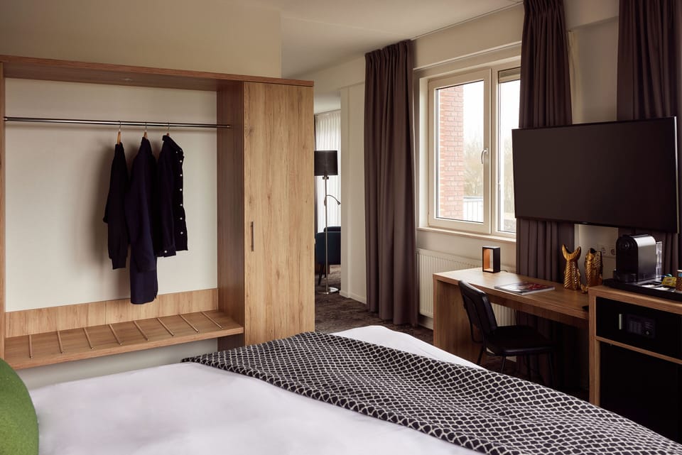 Deluxe Room, 2 Twin Beds | Minibar, desk, blackout drapes, free WiFi
