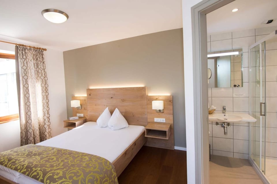 Double Room, Mountain View | Desk, blackout drapes, free WiFi, bed sheets