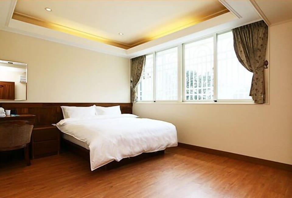 Standard Double Room, Shared Bathroom | Desk, blackout drapes, free WiFi, bed sheets