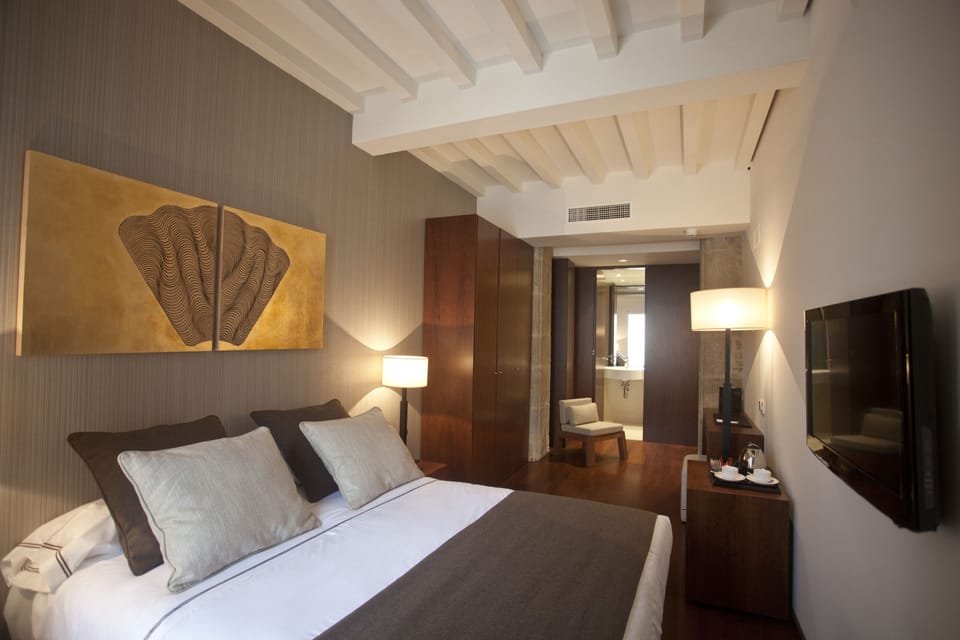 Minibar, in-room safe, iron/ironing board, free WiFi