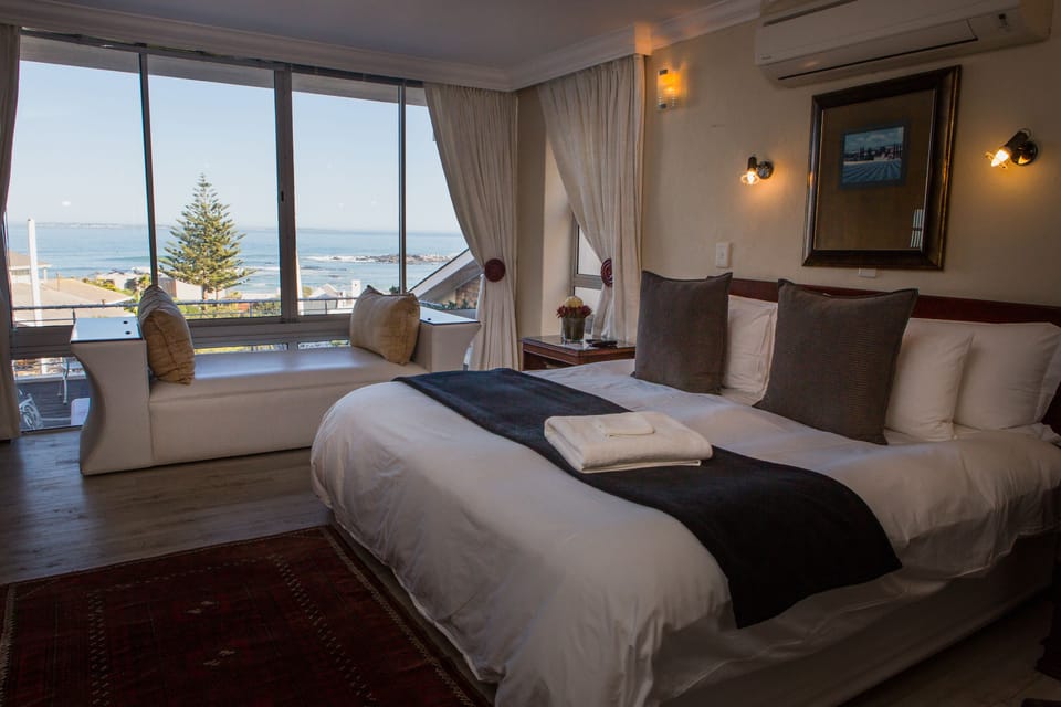 Comfort Room | Minibar, in-room safe, iron/ironing board, free WiFi