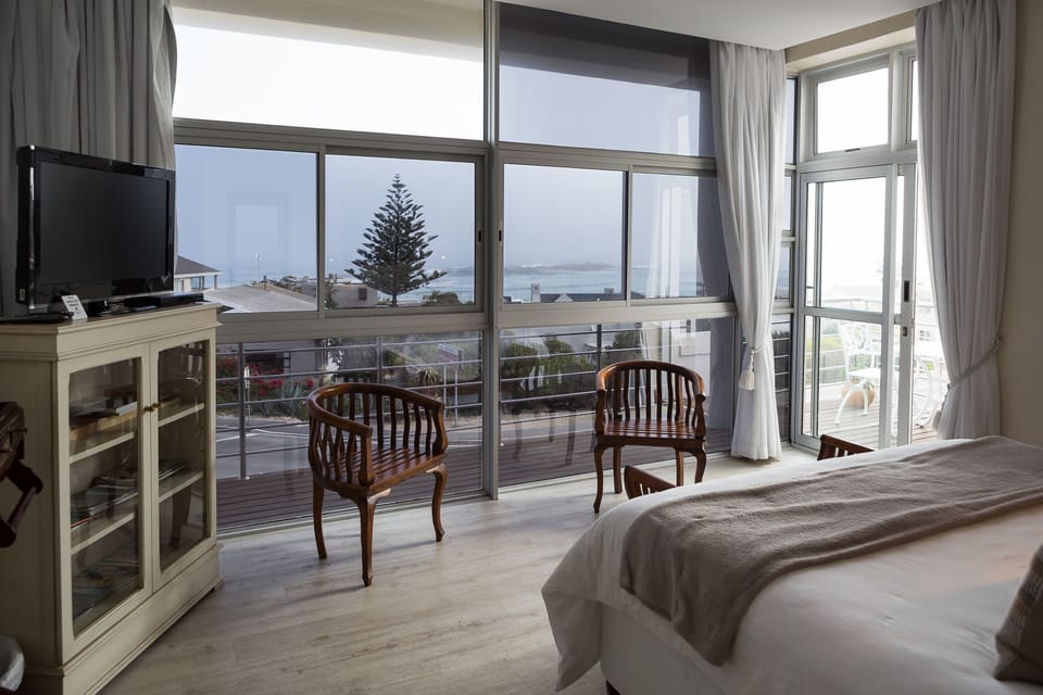 Room | Minibar, in-room safe, iron/ironing board, free WiFi
