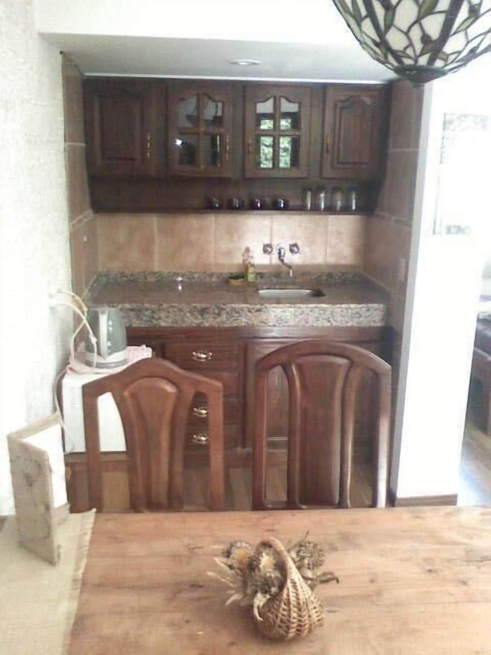 Private kitchen | Stovetop, coffee/tea maker, toaster, cookware/dishes/utensils