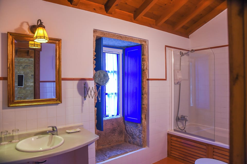 Superior Double Room | Bathroom | Eco-friendly toiletries, hair dryer, towels