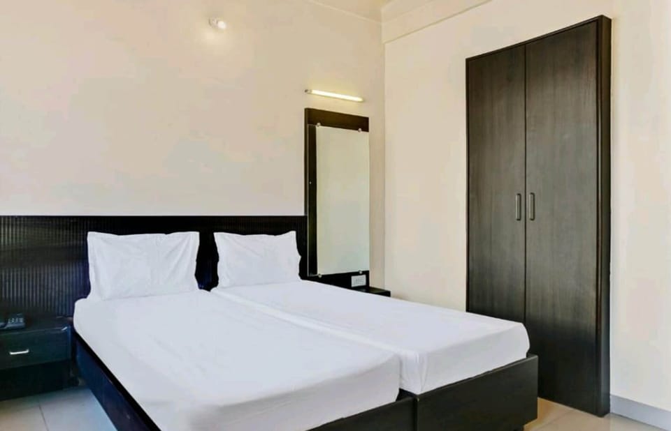 Deluxe Non Ac Room | Premium bedding, soundproofing, rollaway beds, bed sheets