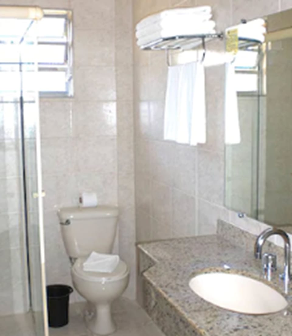 Family Room | Bathroom | Shower, hair dryer, towels