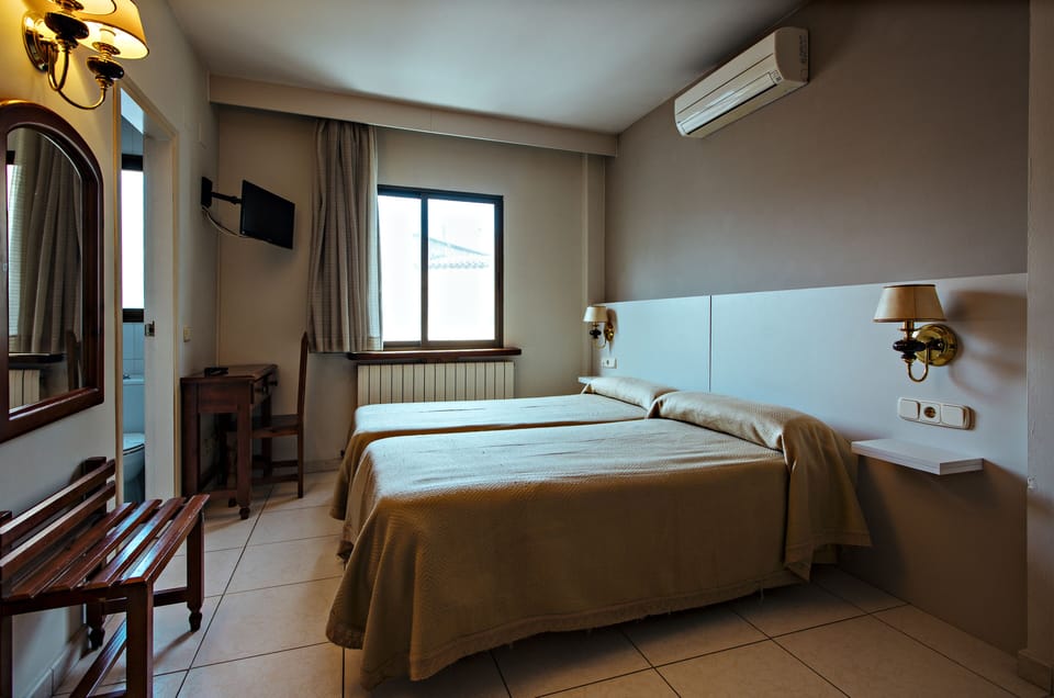 Business Twin Room | Free WiFi, wheelchair access