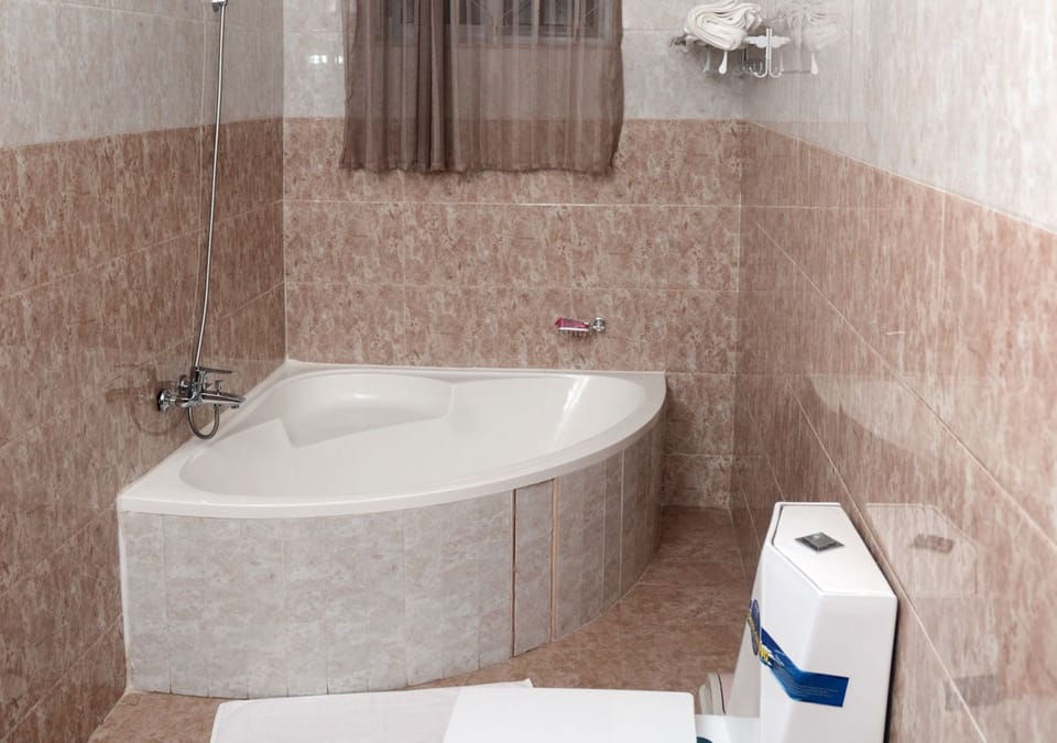 Executive Room | Bathroom | Towels, soap, toilet paper