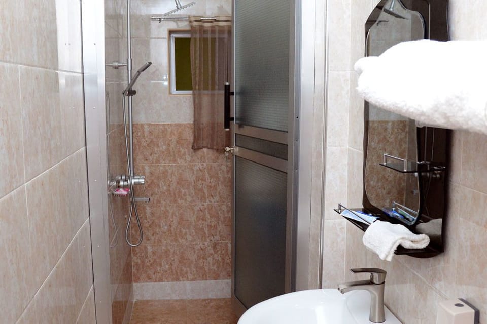 Deluxe Room | Bathroom shower
