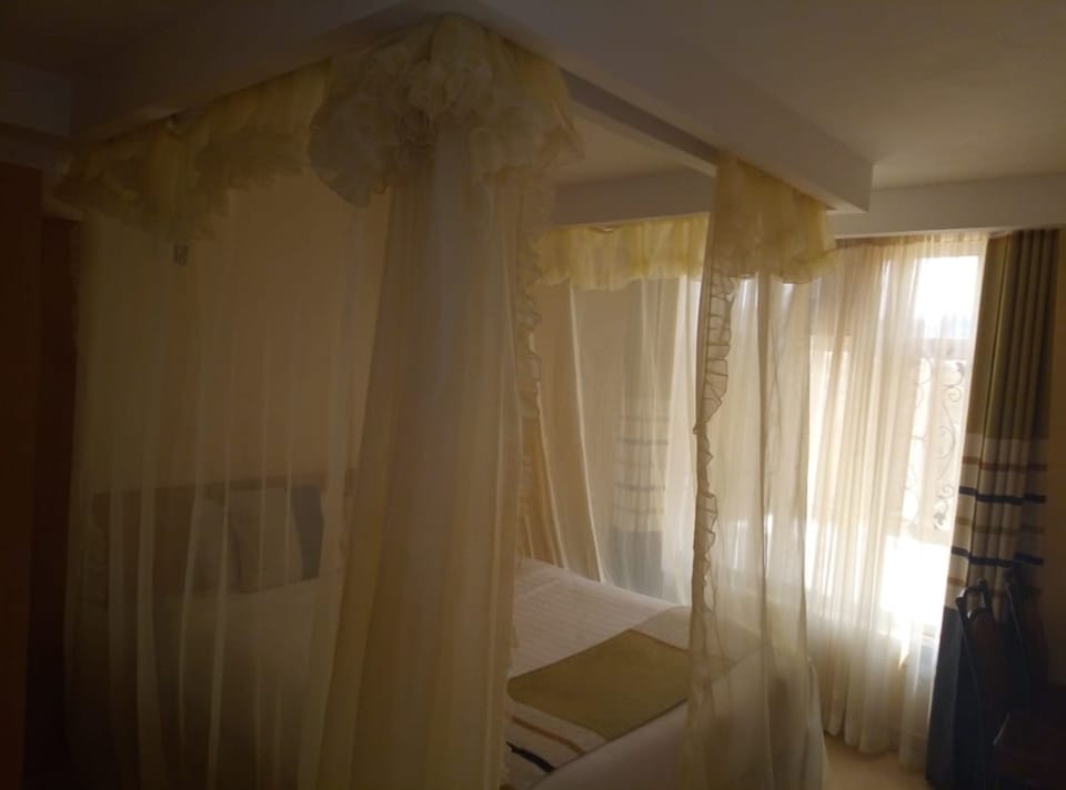 Double Room | Desk, WiFi (free), bed sheets
