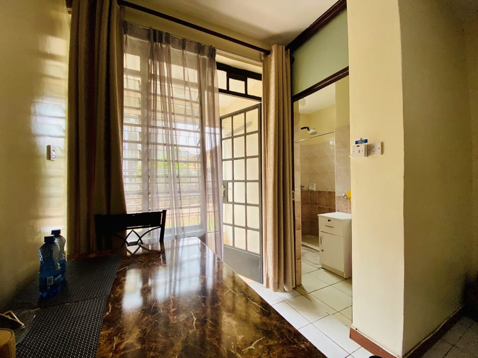 Superior Studio, 1 Queen Bed | In-room dining
