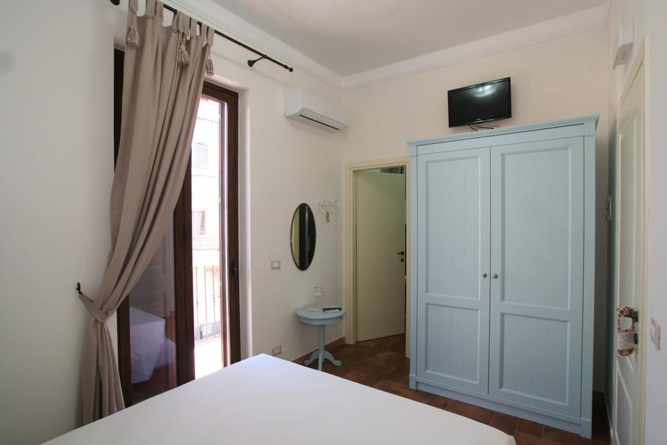 In-room safe, desk, soundproofing, iron/ironing board