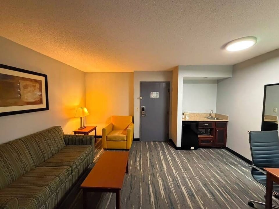 Combined shower/tub, free toiletries, hair dryer, towels