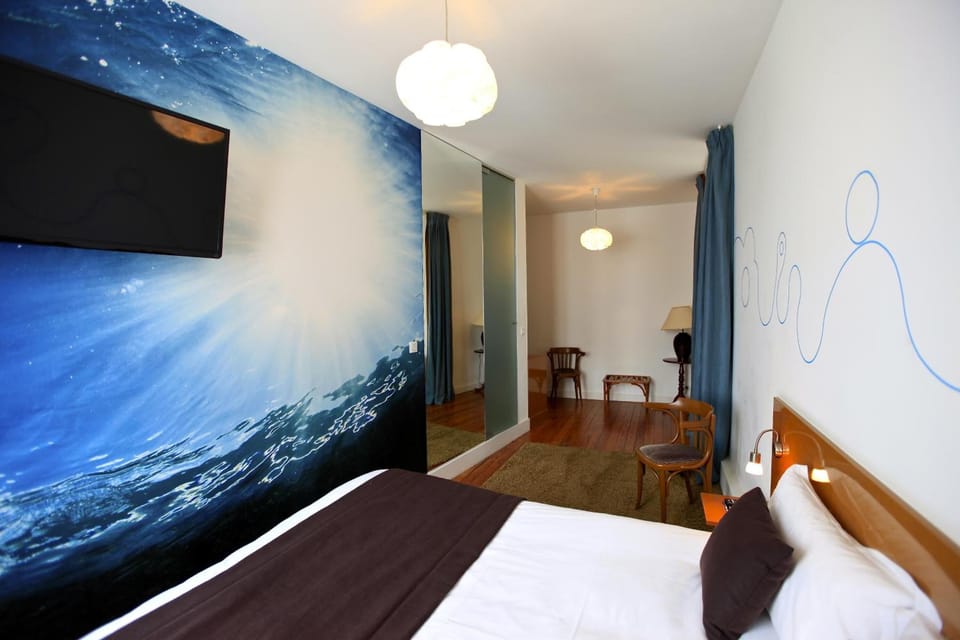 Desk, soundproofing, free cribs/infant beds, free WiFi