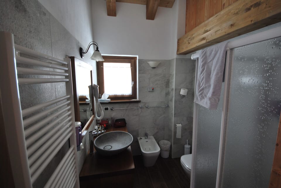 Superior Quadruple Room | Bathroom | Shower, hair dryer, bidet, towels