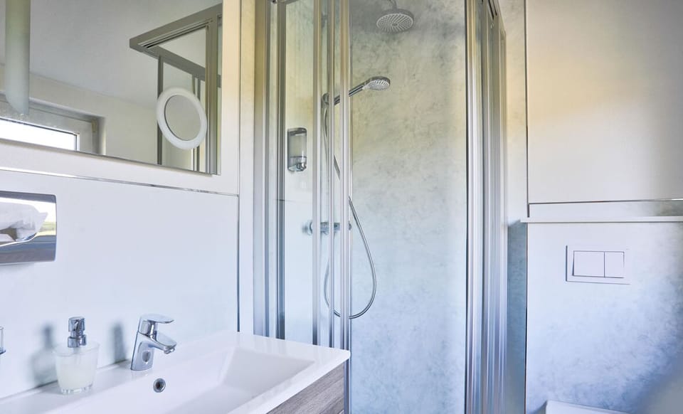 Standard Single Room | Bathroom | Shower, free toiletries, hair dryer, towels