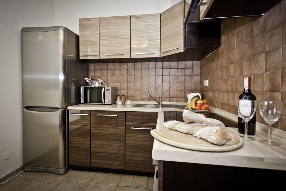 Full-size fridge, microwave, oven, stovetop