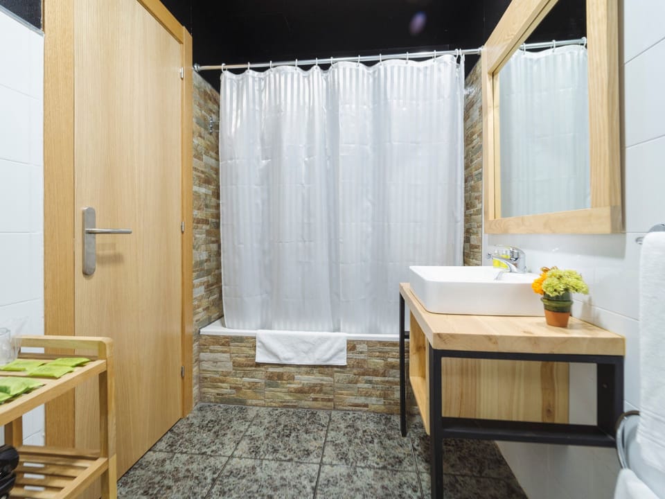 Superior Triple Room | Bathroom | Free toiletries, hair dryer, towels