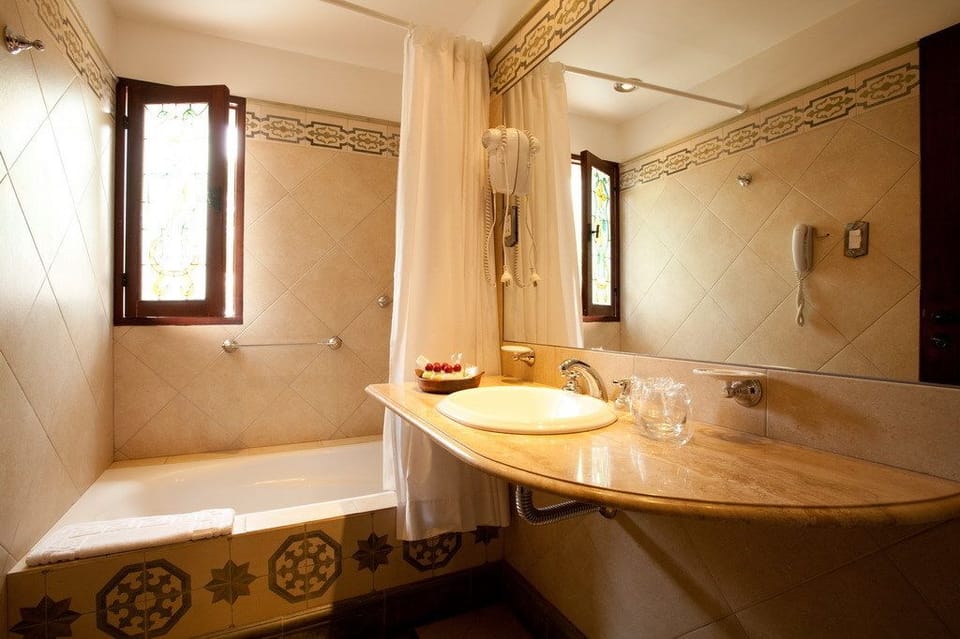 Combined shower/tub, deep soaking tub, rainfall showerhead